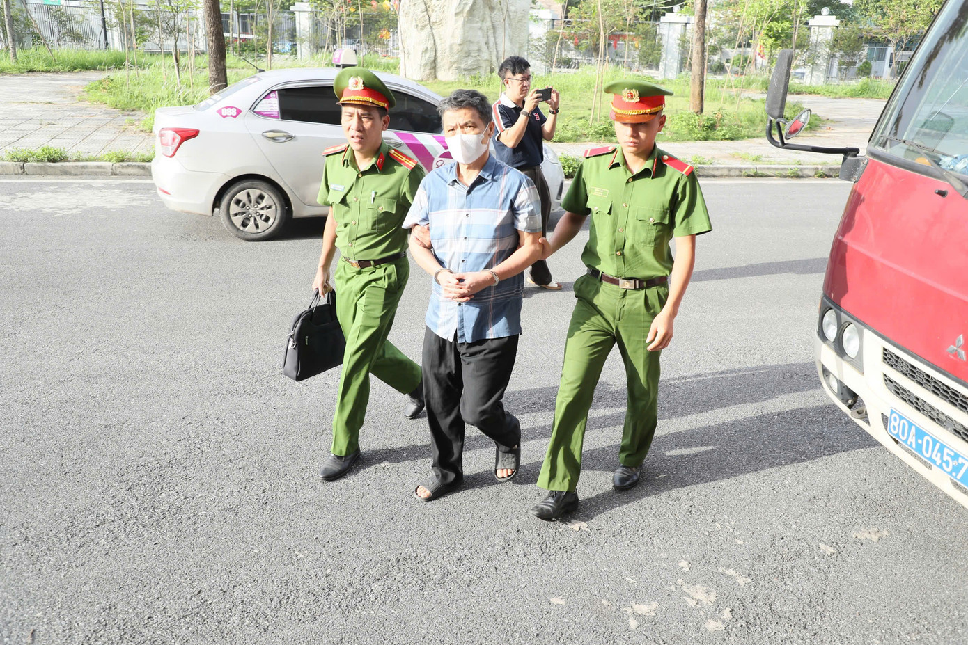 Bị cáo Nguyễn Văn Thuấn, cựu Tổng cục trưởng Tổng cục Địa chất và Khoáng sản bị xét xử về tội “Vi phạm quy định về quản lý, sử dụng tài sản Nhà nước gây thất thoát, lãng phí”.