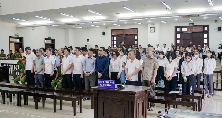 Nhóm bị cáo nghe tòa tuyên án.