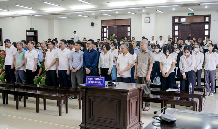 Các bị cáo nghe tòa phúc thẩm tuyên án. Các bị cáo nghe tòa phúc thẩm tuyên án.