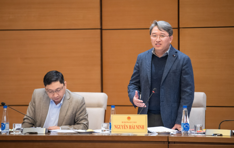 Bộ trưởng Bộ Tư pháp Nguyễn Hải Ninh, trình bày tờ trình tóm tắt dự án Luật Ban hành VBQPPL (sửa đổi) tại một chương trình họp toàn thể của Ủy ban Pháp luật. Bộ trưởng Bộ Tư pháp Nguyễn Hải Ninh, trình bày tờ trình tóm tắt dự án Luật Ban hành VBQPPL (sửa đổi) tại một chương trình họp toàn thể của Ủy ban Pháp luật.