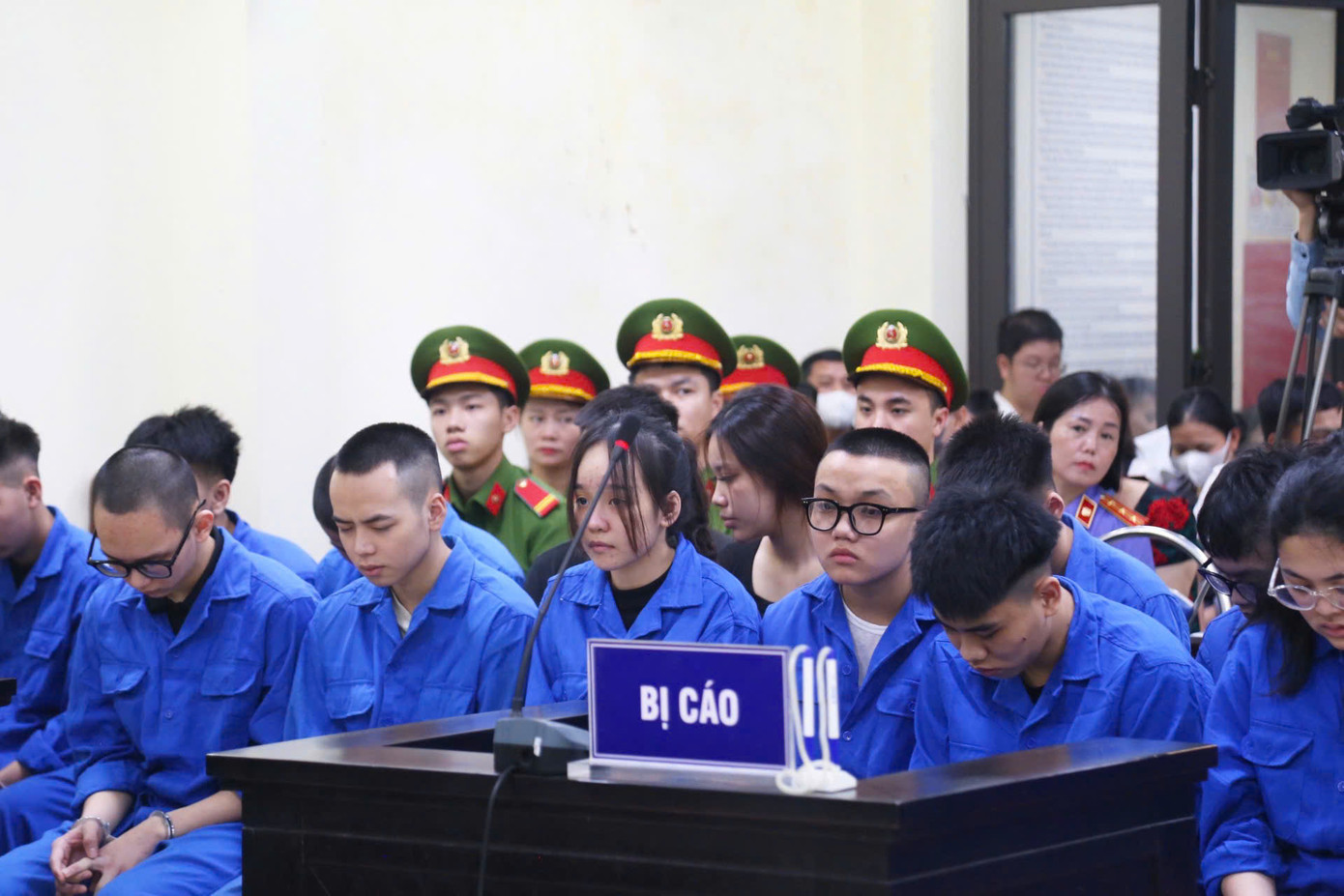 Nhóm bị cáo tại phiên tòa.