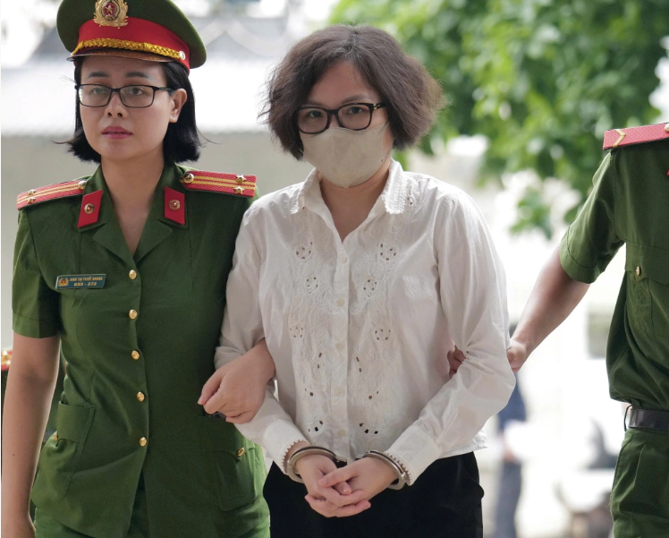 Bị cáo Trịnh Thị Minh Huế (tóc ngắn, đeo kính) và bị cáo Trịnh Thị Thúy Nga.