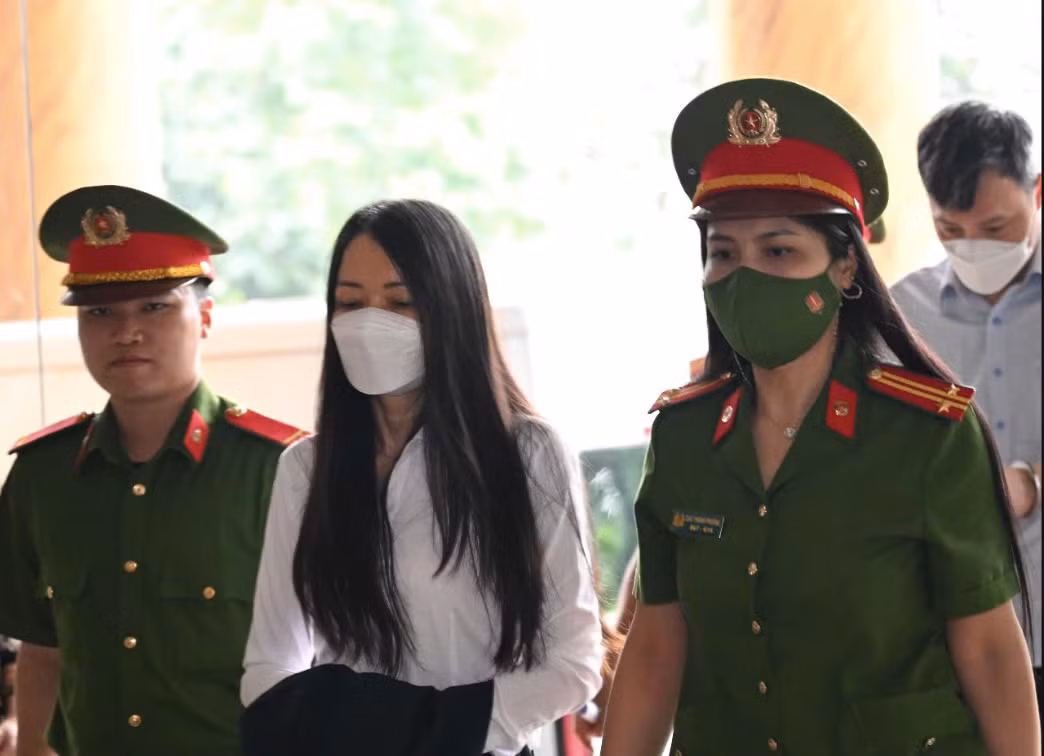 Bị cáo Trịnh Thị Minh Huế (tóc ngắn, đeo kính) và bị cáo Trịnh Thị Thúy Nga. Bị cáo Trịnh Thị Minh Huế (tóc ngắn, đeo kính) và bị cáo Trịnh Thị Thúy Nga.