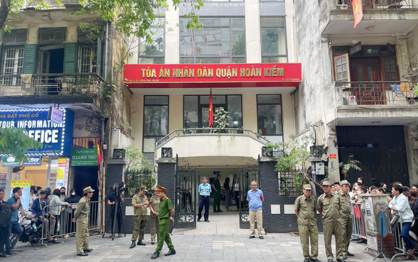 An ninh ngoài trụ sở Tòa án nhân dân quận Hoàn Kiếm được thắt chặt. An ninh ngoài trụ sở Tòa án nhân dân quận Hoàn Kiếm được thắt chặt.