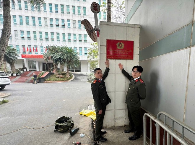 Lắp đặt xong biển CATP Hà Nội - Cơ sở Thường Tín, sáng 1-3 Lắp đặt xong biển CATP Hà Nội - Cơ sở Thường Tín, sáng 1-3