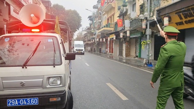 Lực lượng Công an cơ sở kiểm tra, nhắc nhở và xử lý phương tiện ô tô trên 16 chỗ hoạt động tại khu vực phố cổ, sáng 1-3. Lực lượng Công an cơ sở kiểm tra, nhắc nhở và xử lý phương tiện ô tô trên 16 chỗ hoạt động tại khu vực phố cổ, sáng 1-3.