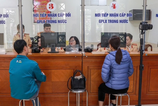Tiếp đón công dân đến làm thủ tục cấp đổi giấy phép lái xe, sáng 1-3 Tiếp đón công dân đến làm thủ tục cấp đổi giấy phép lái xe, sáng 1-3