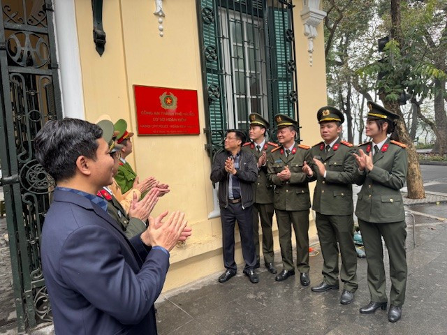 Phòng Hậu cần CATP phối hợp gắn biển "CATP Hà Nội - Cơ sở Hoàn Kiếm", sáng 1-3 Phòng Hậu cần CATP phối hợp gắn biển "CATP Hà Nội - Cơ sở Hoàn Kiếm", sáng 1-3