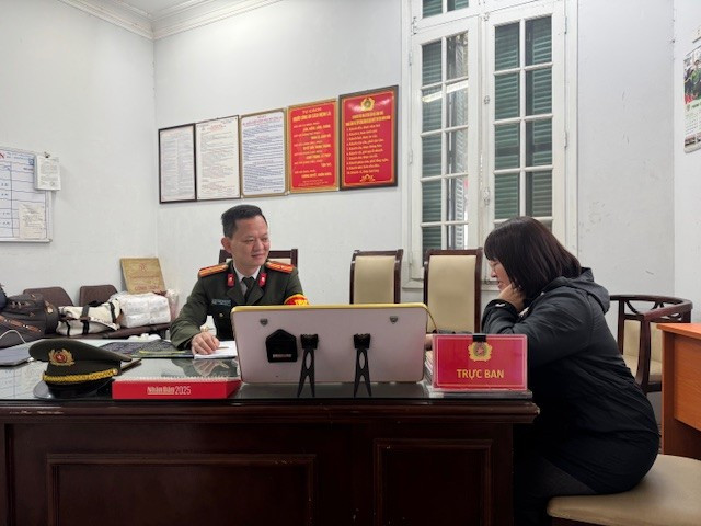 Công dân được cán bộ trực ban Cơ sở Hoàn Kiếm đón, hướng dẫn giải quyết thủ tục hành chính Công dân được cán bộ trực ban Cơ sở Hoàn Kiếm đón, hướng dẫn giải quyết thủ tục hành chính