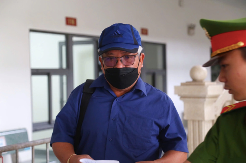 Sáng 12/5, cựu Thứ trưởng Bộ TN&amp;MT Nguyễn Linh Ngọc (ảnh) đã có mặt tại trụ sở TAND TP Hà Nội để làm thủ tục phục vụ phiên xét xử sơ thẩm vụ khai thác, buôn lậu đất hiếm sang Trung Quốc, gây thiệt hại 736 tỷ đồng. Bị cáo Nguyễn Linh Ngọc bị xét xử về tội “Vi phạm quy định về quản lý, sử dụng tài sản Nhà nước gây thất thoát, lãng phí”.