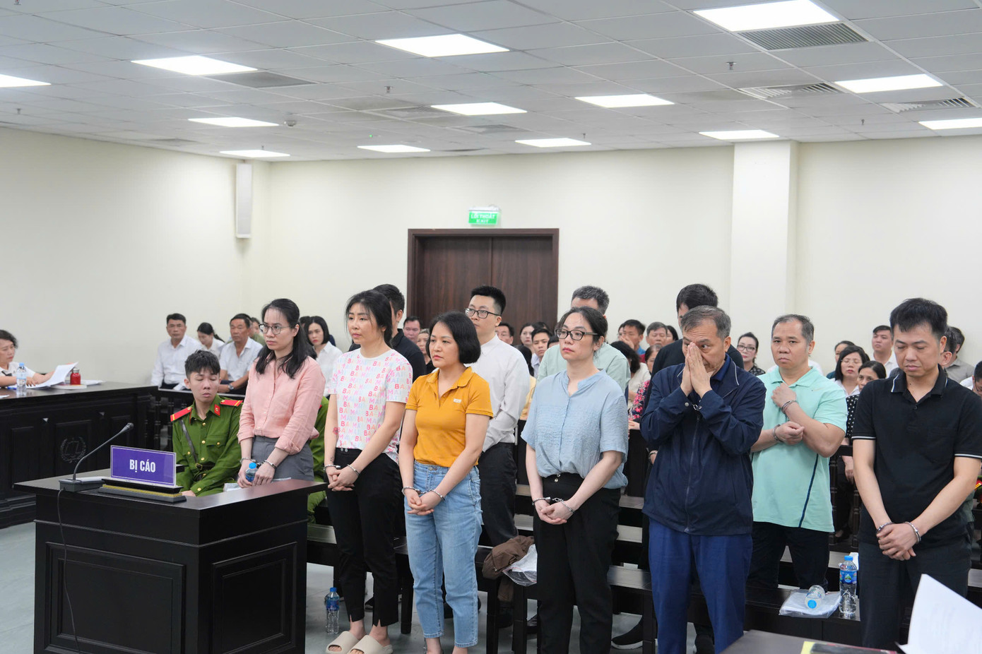 Bị cáo Nguyễn Ngọc Phương (áo đen ngoài cùng bên phai) và các bị cáo tại phiên tòa. Bị cáo Nguyễn Ngọc Phương (áo đen ngoài cùng bên phai) và các bị cáo tại phiên tòa.