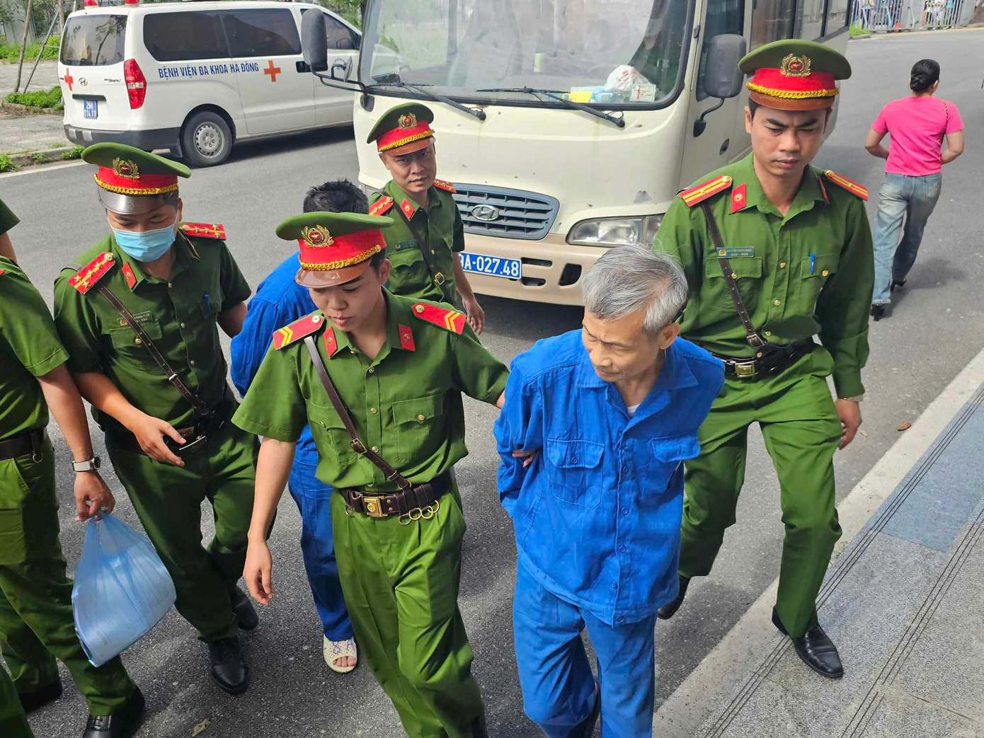 Ghi nhận của PV Tiền Phong, khoảng hơn 8h30 các bị cáo được dẫn giải đến trên hai ô tô 29 chỗ.