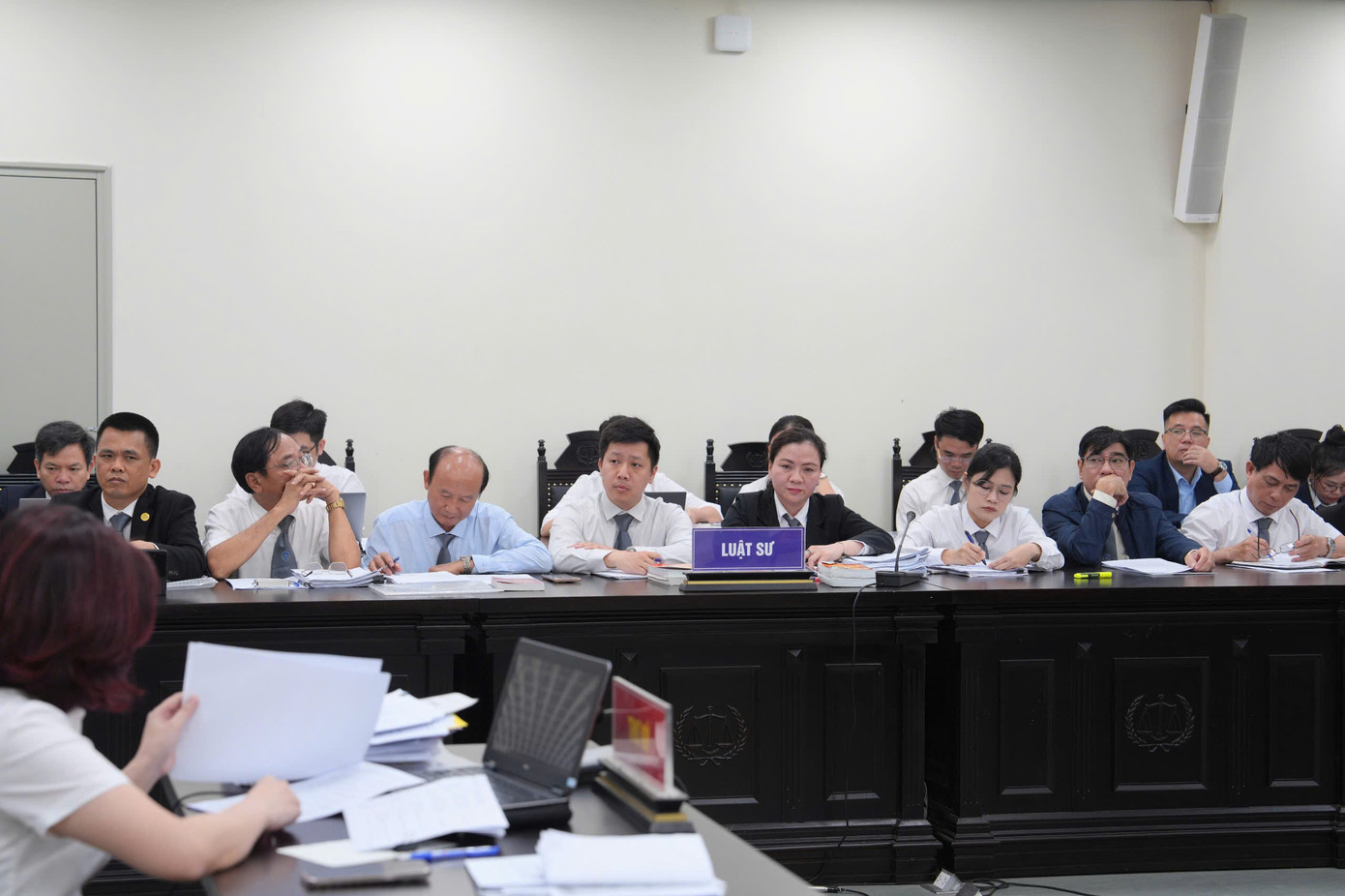 Luật sư tham gia bào chữa cho các bị cáo tại phiên tòa. Luật sư tham gia bào chữa cho các bị cáo tại phiên tòa.