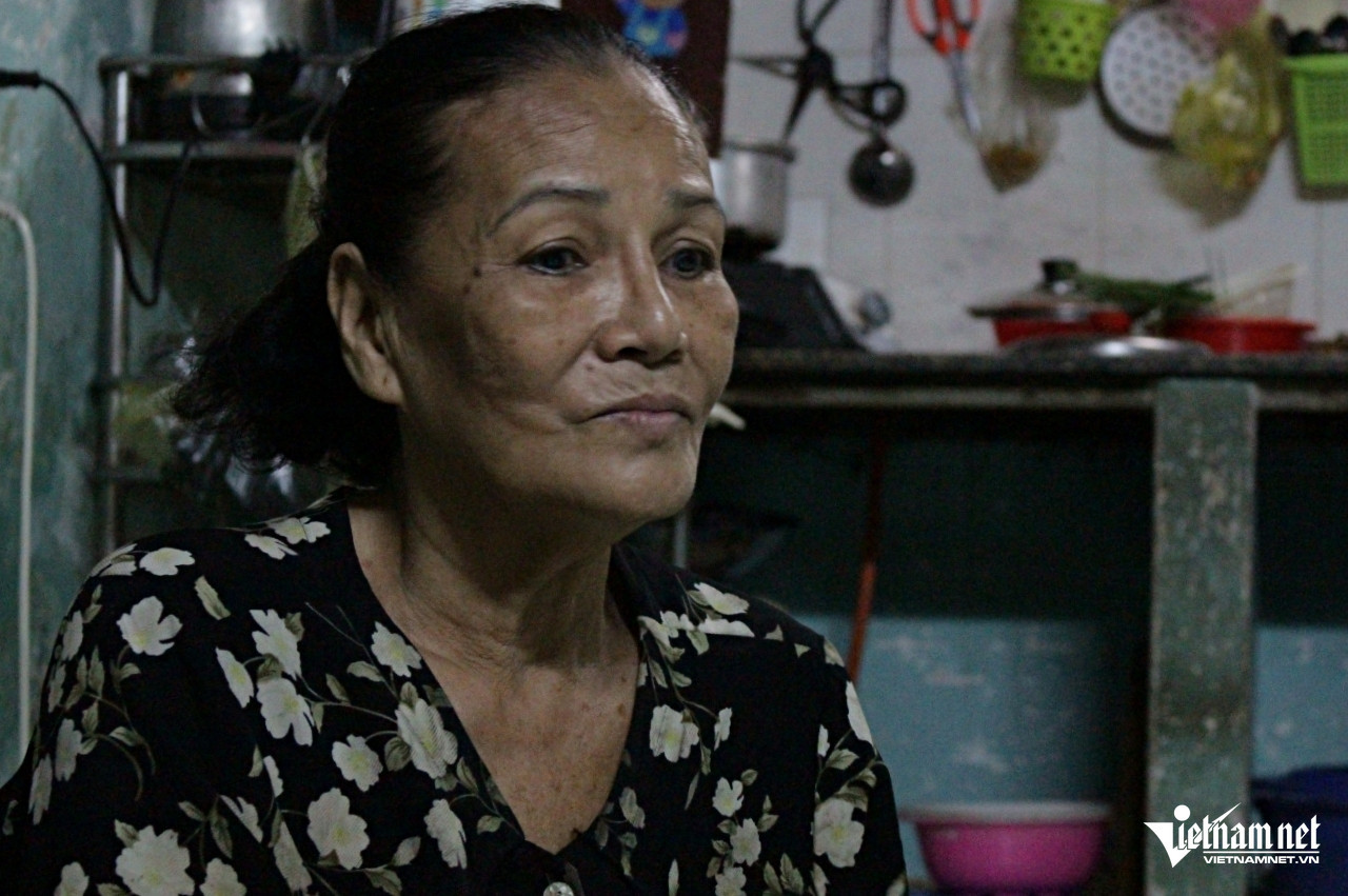 Điều khiến bà đau lòng nhất là bị người đời cho rằng mình ăn chơi khi có tiền nên mới rơi vào cảnh khổ cực. Ảnh: Hà Nguyễn