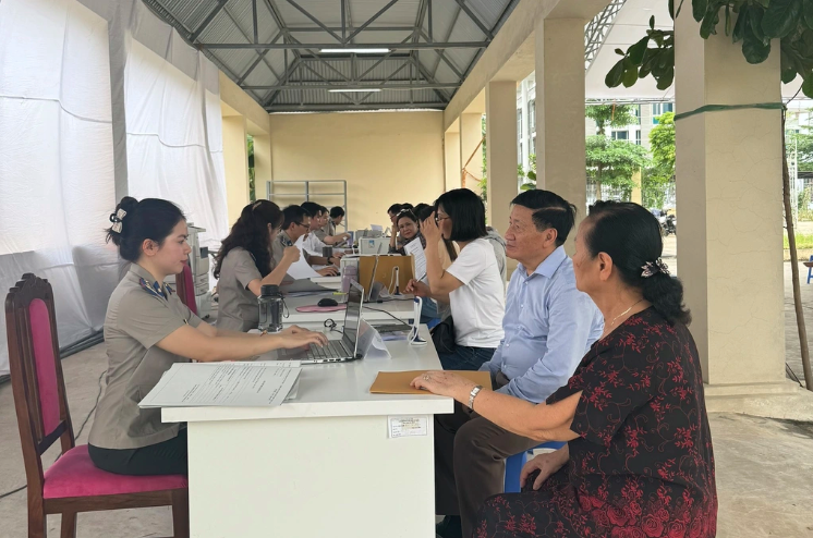 Tổ cán bộ Thi hành án dân sự hướng dẫn, tiếp nhận đơn yêu cầu thi hành án của bị hại vụ Tân Hoàng Minh. Ảnh: Phạm Văn. Tổ cán bộ Thi hành án dân sự hướng dẫn, tiếp nhận đơn yêu cầu thi hành án của bị hại vụ Tân Hoàng Minh. Ảnh: Phạm Văn.