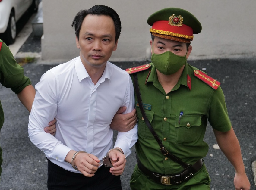 Cựu chủ tịch Tập đoàn FLC Trịnh Văn Quyết và đồng phạm phải bồi thường cho các nhà đầu tư hơn 1.700 tỷ đồng, đến nay tổng số tiền ông Quyết cùng gia đình đã nộp khắc phục hậu quả là hơn 600 tỷ đồng. Cựu chủ tịch Tập đoàn FLC Trịnh Văn Quyết và đồng phạm phải bồi thường cho các nhà đầu tư hơn 1.700 tỷ đồng, đến nay tổng số tiền ông Quyết cùng gia đình đã nộp khắc phục hậu quả là hơn 600 tỷ đồng.