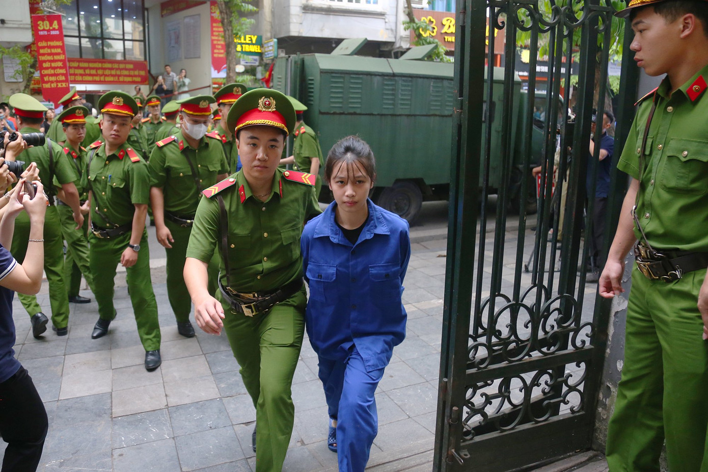 Một nữ bị cáo được dẫn vào hội trường xét xử. Một nữ bị cáo được dẫn vào hội trường xét xử.