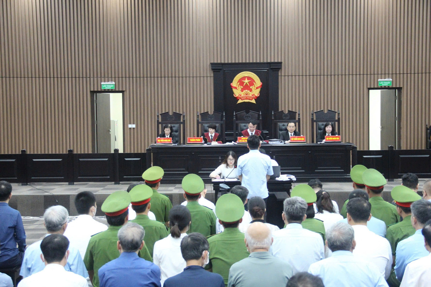 Hội đồng xét xử hỏi nhân thân bị cáo.