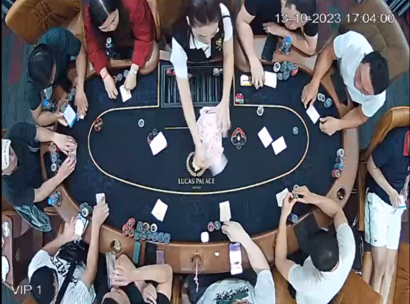Nhiều người nước ngoài tham gia đánh bạc tại Câu lạc bộ Lucas Palace. Nhiều người nước ngoài tham gia đánh bạc tại Câu lạc bộ Lucas Palace.