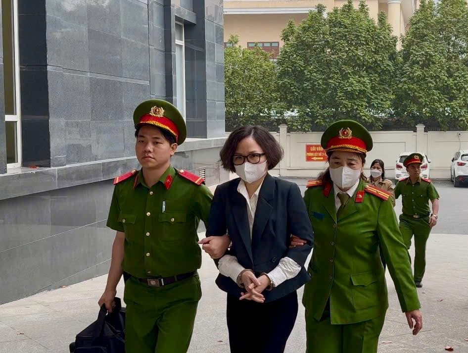 Bị cáo Trịnh Thị Minh Huế, em gái út của ông Trịnh Văn Quyết.