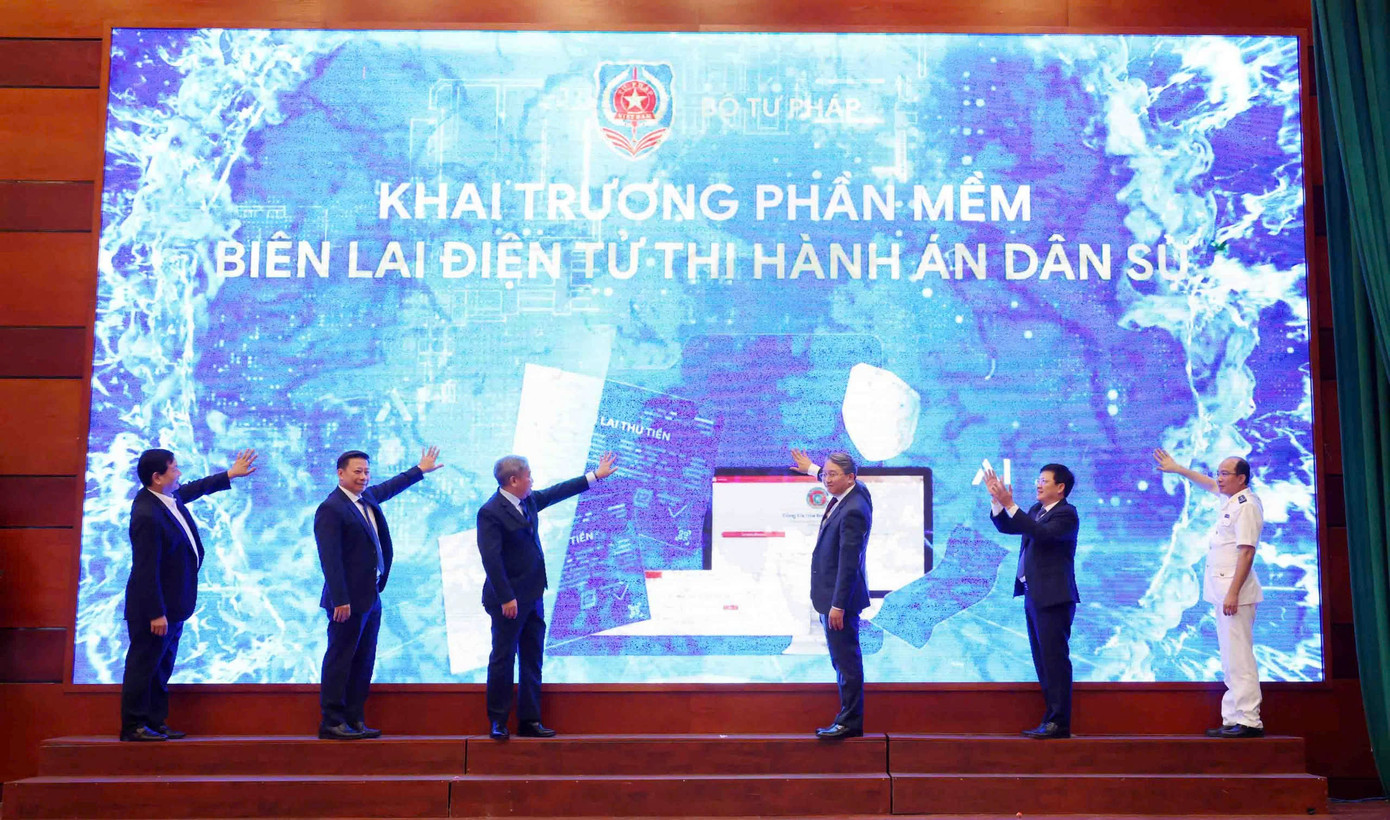 Lãnh đạo Bộ Tư pháp cùng các đơn vị thực hiện nghi thức nhấn nút khai trương hệ thống biên lai điện tử.