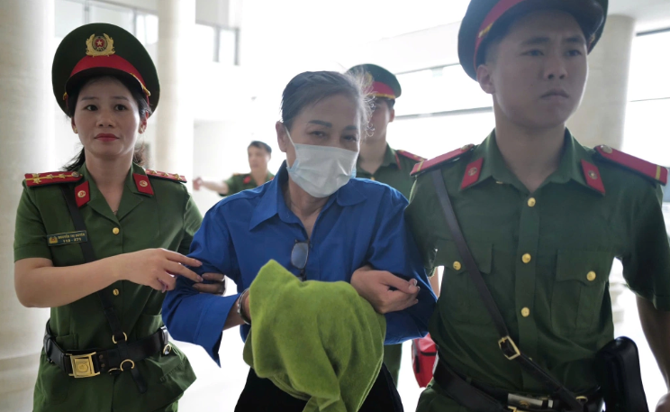 Bà Hoàng Thị Thúy Lan bị dẫn giải lên hội trường xét xử.