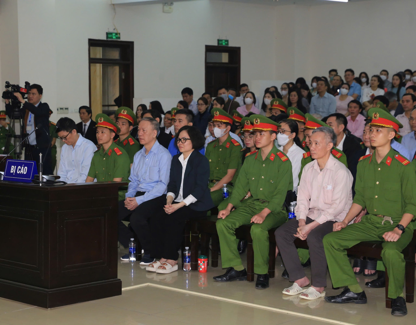 Các bị cáo tại phiên tòa hôm nay.