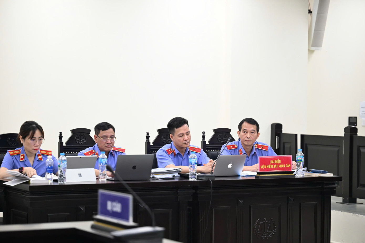 Đại diện Viện Kiểm sát thực hành quyền công tố và kiểm sát xét xử tại tòa. Đại diện Viện Kiểm sát thực hành quyền công tố và kiểm sát xét xử tại tòa.