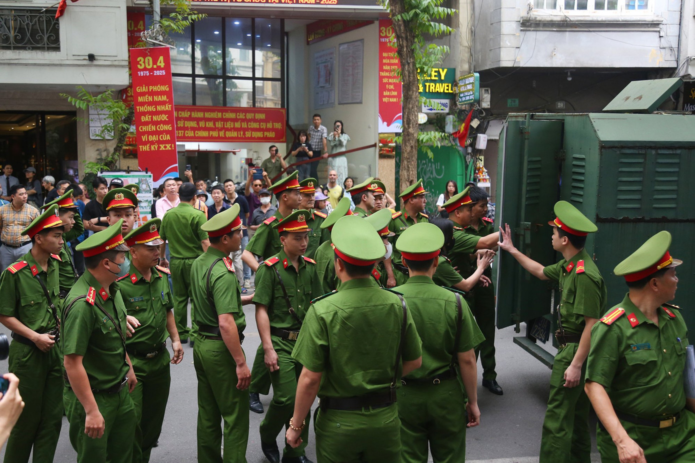 Khoảng gần 50 cảnh sát được huy động dẫn giải bị cáo. Khoảng gần 50 cảnh sát được huy động dẫn giải bị cáo.