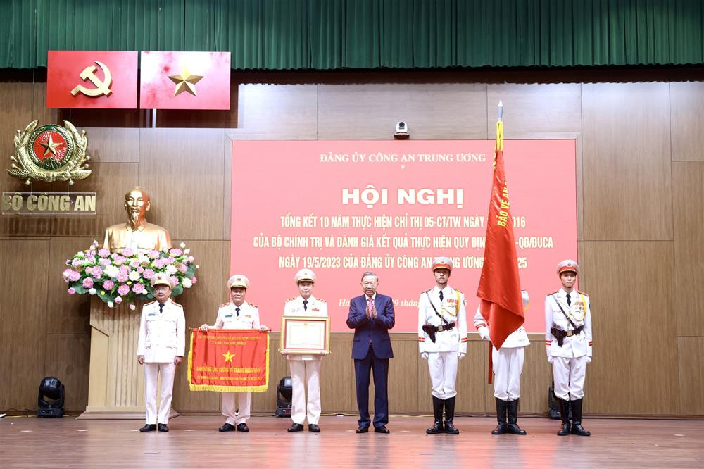 Tổng Bí thư Tô Lâm trao danh hiệu Anh hùng lực lượng vũ trang nhân dân tặng Cục An ninh mạng và phòng chống tội phạm sử dụng công nghệ cao, Bộ Công an. Tổng Bí thư Tô Lâm trao danh hiệu Anh hùng lực lượng vũ trang nhân dân tặng Cục An ninh mạng và phòng chống tội phạm sử dụng công nghệ cao, Bộ Công an.