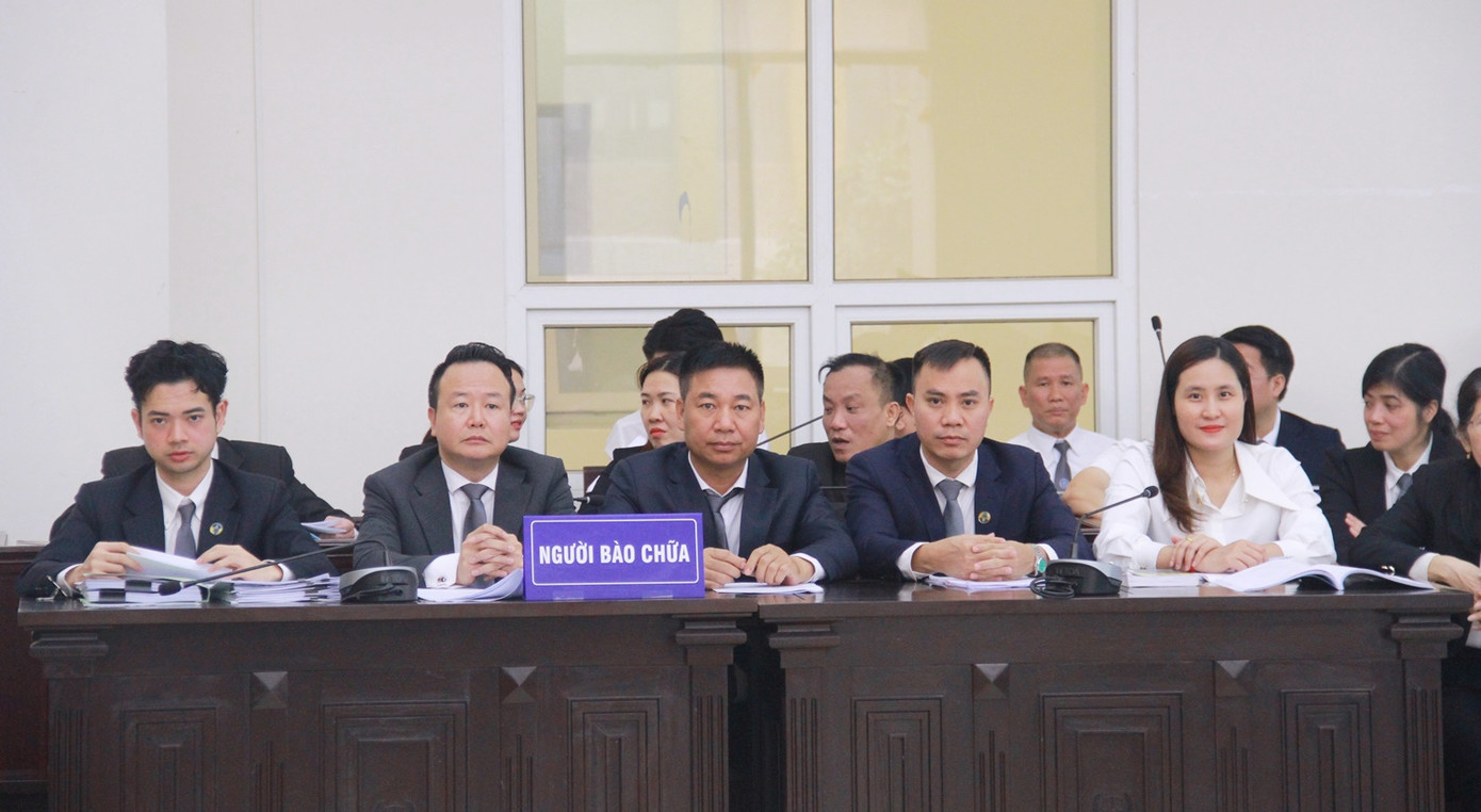 Các luật sư tham gia bào chữa tại phiên tòa. Các luật sư tham gia bào chữa tại phiên tòa.