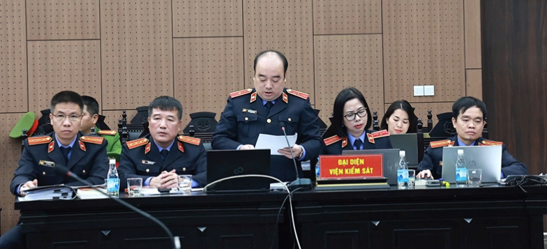 Đại diện Viện kiểm sát giữ quyền công tố và kiểm sát xét xử tại tòa. Đại diện Viện kiểm sát giữ quyền công tố và kiểm sát xét xử tại tòa.