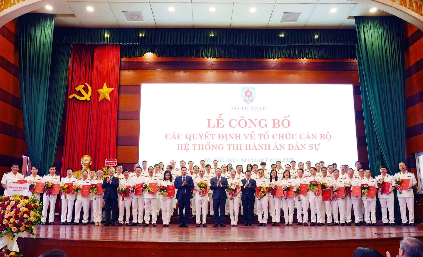 Lãnh đạo Bộ Tư pháp trao các quyết định bổ nhiệm Trưởng Thi hành án dân sự tỉnh, thành phố. Lãnh đạo Bộ Tư pháp trao các quyết định bổ nhiệm Trưởng Thi hành án dân sự tỉnh, thành phố.