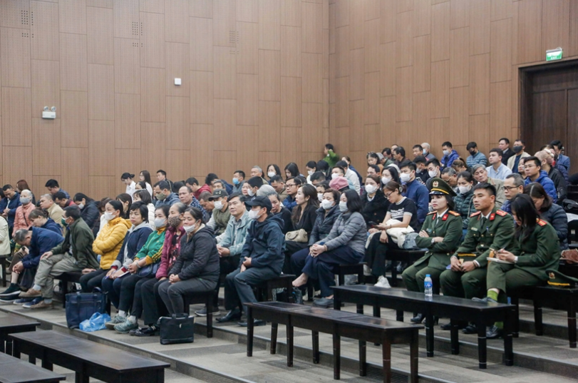 Rất nhiều người thân của bị hại đã có mặt theo dõi phiên xét xử.