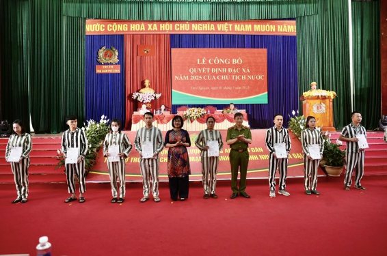 Thứ trưởng Đặng Hoàng Oanh trao quyết định đặc xá cho phạm nhân. Thứ trưởng Đặng Hoàng Oanh trao quyết định đặc xá cho phạm nhân.