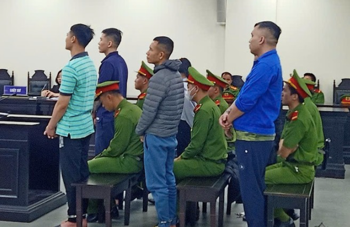 Các bị cáo cùng phiên tòa với Dung "Thà". Các bị cáo cùng phiên tòa với Dung "Thà".