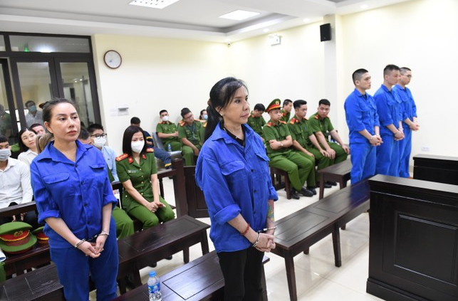 Bị cáo Nguyễn Ngọc Dung (hàng trên) tại phiên tòa ở quận Hoàn Kiếm. Bị cáo Nguyễn Ngọc Dung (hàng trên) tại phiên tòa ở quận Hoàn Kiếm.