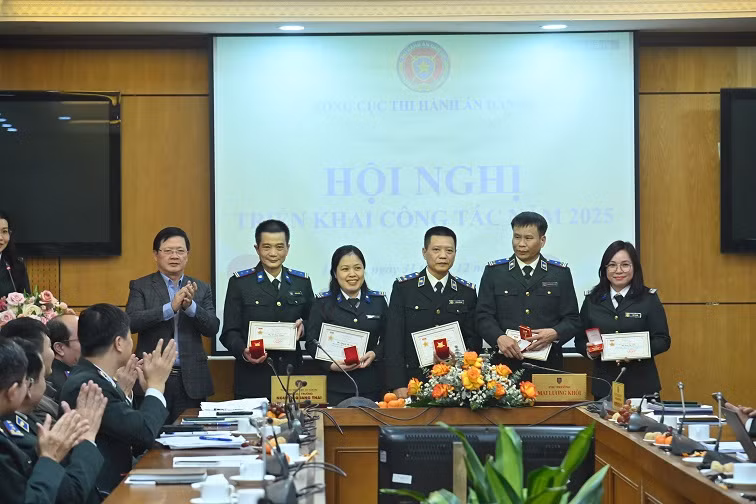 Thứ Trưởng Bộ Tư pháp Mai Lương Khôi trao tặng Kỷ niệm chương “Vì sự nghiệp Tư pháp” đối với các cá nhân thuộc Tổng cục THADS.