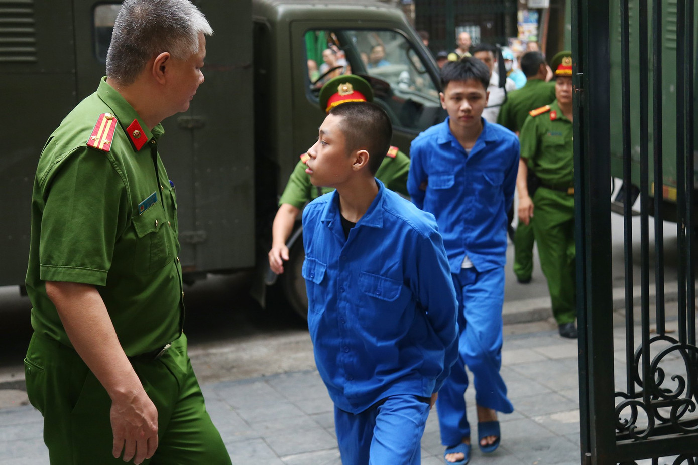 Hành vi đua xe, lạng lách, đánh võng của bị cáo gây hậu quả nghiêm trọng. Hành vi đua xe, lạng lách, đánh võng của bị cáo gây hậu quả nghiêm trọng.