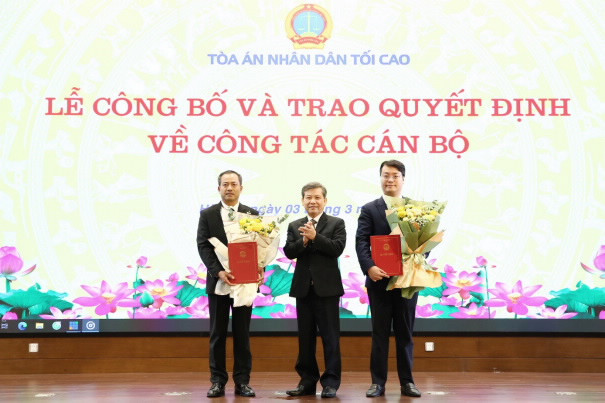 Ông Lê Minh Trí trao quyết định bổ nhiệm cho hai cán bộ.