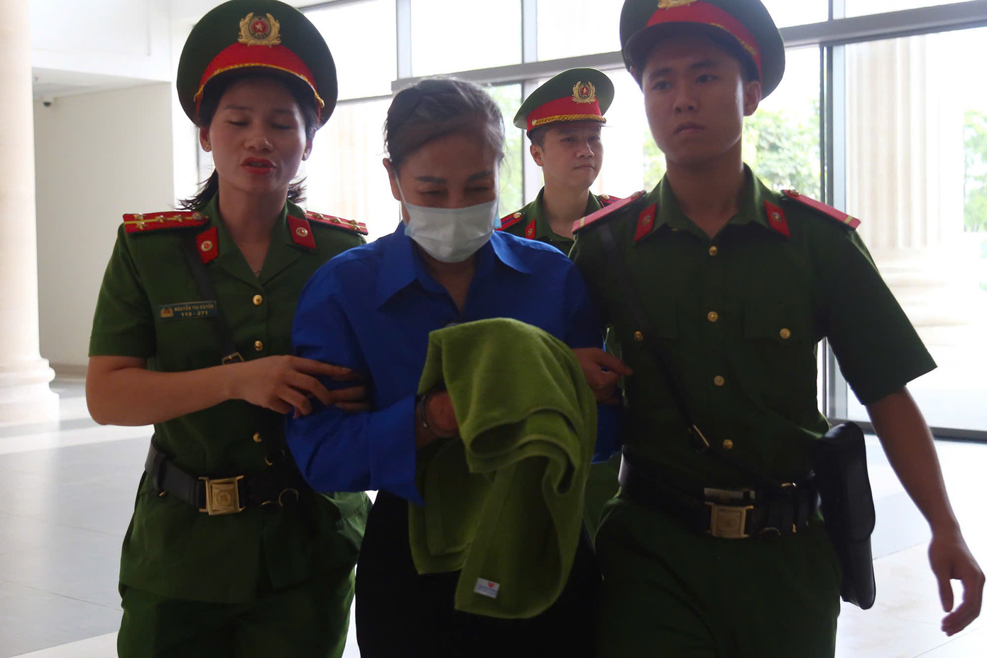 Bà Hoàng Thị Thúy Lan, bị cáo buộc nhận hối lộ 47,9 tỷ đồng, bao gồm: 25 tỷ đồng và 1 triệu USD. Bà Hoàng Thị Thúy Lan, bị cáo buộc nhận hối lộ 47,9 tỷ đồng, bao gồm: 25 tỷ đồng và 1 triệu USD.