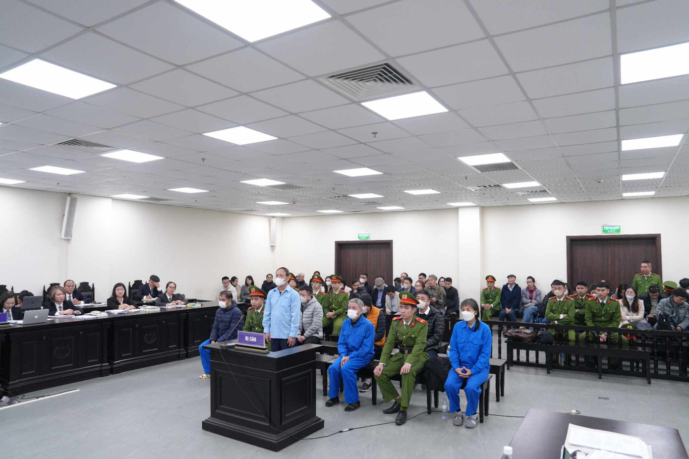 Toàn cảnh phiên tòa, các bị cáo tại bục khai báo.