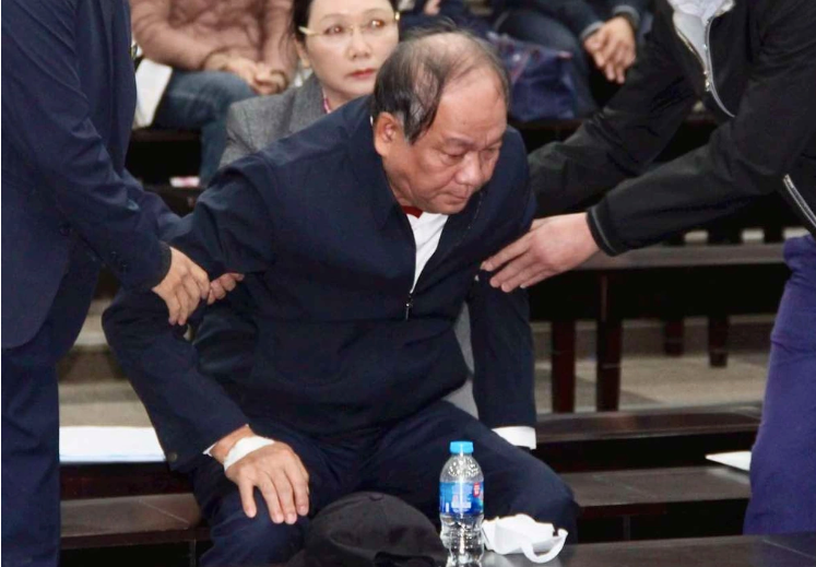 Cựu Bộ trưởng Mai Tiến Dũng khi lên bục khai báo.