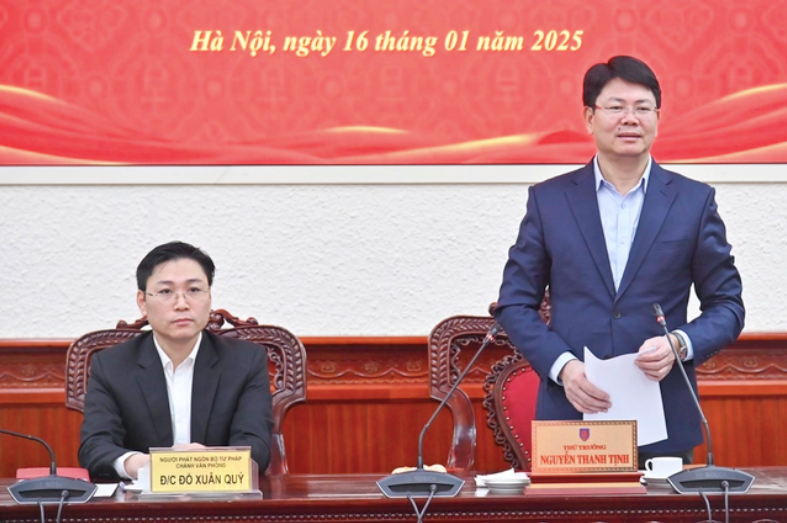 Thứ trưởng Bộ Tư pháp Nguyễn Thanh Tịnh và Chánh văn phòng Bộ Đỗ Xuân Quý.