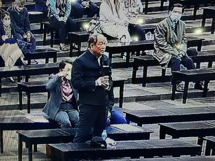 Bị cáo Mai Tiến Dũng phải nhờ người đỡ đứng dậy để khai báo nhân thân.