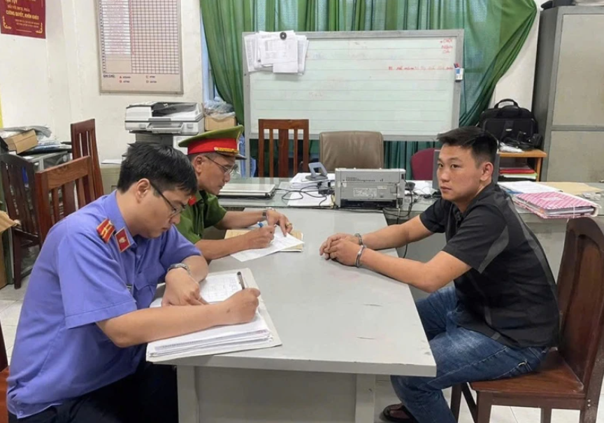 Đối tượng Quách Minh Nhựt (áo đen bên phải) bị đề nghị truy tố vì đánh một người đàn ông thương tích sau va chạm giao thông tại TPHCM.