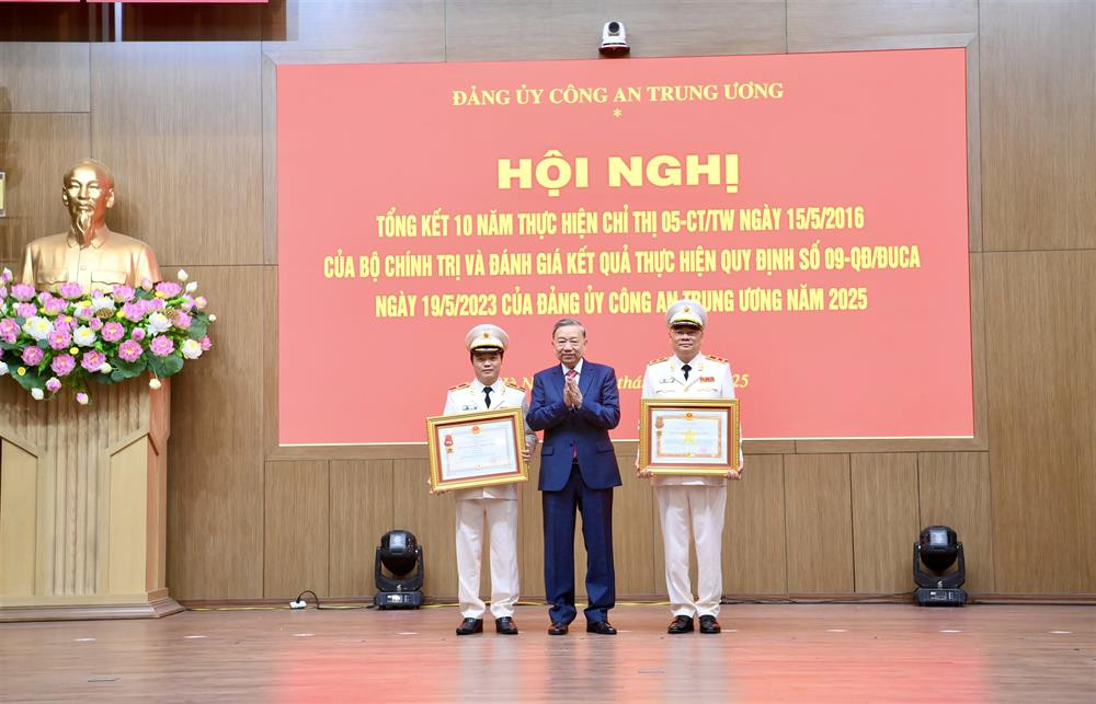 Tổng Bí thư Tô Lâm trao Huân chương Quân công hạng Ba tặng Trung tướng Tô Ân Xô, Trợ lý, Phụ trách Văn phòng Tổng Bí thư; trao Huân chương Chiến công hạng Nhì tặng Thiếu tướng Đặng Hồng Đức, Thứ trưởng Bộ Công an. Tổng Bí thư Tô Lâm trao Huân chương Quân công hạng Ba tặng Trung tướng Tô Ân Xô, Trợ lý, Phụ trách Văn phòng Tổng Bí thư; trao Huân chương Chiến công hạng Nhì tặng Thiếu tướng Đặng Hồng Đức, Thứ trưởng Bộ Công an.