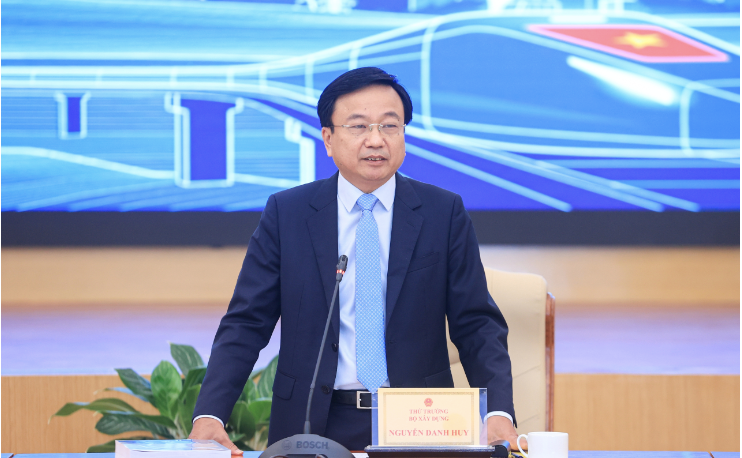 Thứ trưởng Bộ Xây dựng Nguyễn Danh Huy đề nghị các doanh nghiệp &quot;định vị&quot; trong thị trường công nghiệp đường sắt. Ảnh: Tạ Hải.