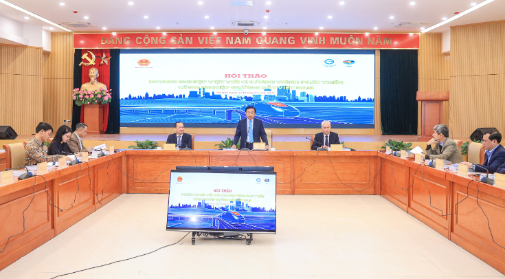 Các doanh nghiệp tham gia hội thảo đều bày tỏ sẵn sàng tham gia công cuộc phát triển đường sắt. Ảnh: Tạ Hải.