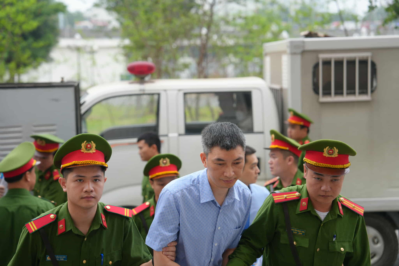 Các bị cáo bị truy tố ở hai nhóm tội. Các bị cáo bị truy tố ở hai nhóm tội.